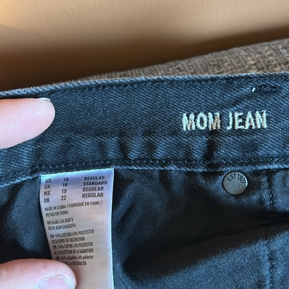 Women’s AE Mom Jean Size 18 Regular - Picture 3 of 3